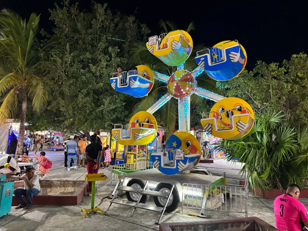 Juegos mecánicos en el Parque de las Palapas de Cancún